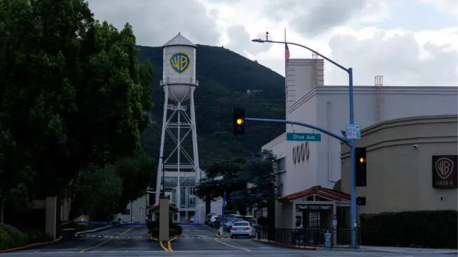 Paramount lanza una opa hostil por Warner Bros tras el acuerdo de compra de Netflix