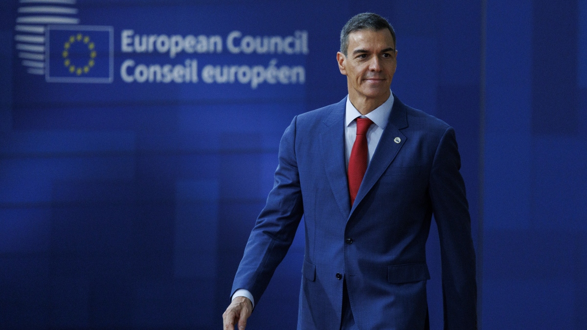 Sánchez degrada a su asesora diplomática en plena polémica por su ausencia en cumbres