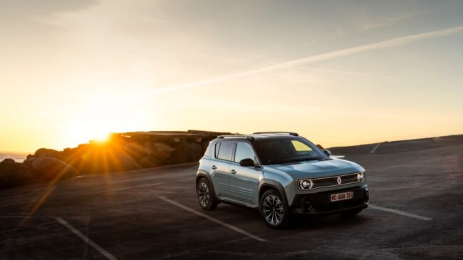 El Renault 4 E-Tech tiene un espíritu clásico pero un cuerpo nuevo y está en forma