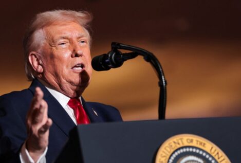 Trump ordena bloquear todos los petroleros sancionados que entren y salgan de Venezuela