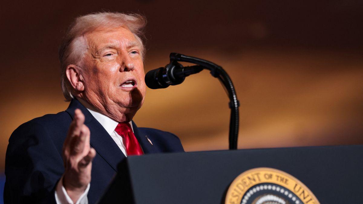 Trump ordena bloquear todos los petroleros sancionados que entren y salgan de Venezuela