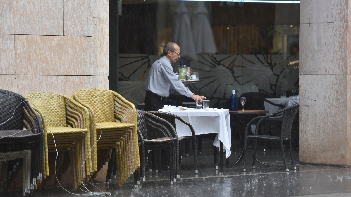 Los precios del sector servicios subieron un 2,3% interanual en verano y suman 15 meses de alzas