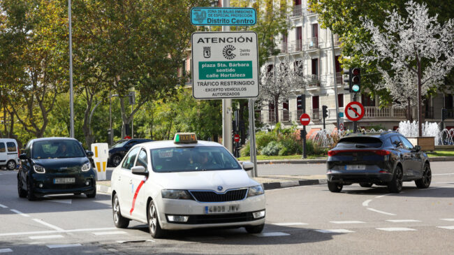 Madrid recula y permitirá circular en 2026 a los vehículos sin etiqueta empadronados