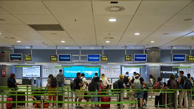 Facua denuncia a Ryanair e Iberia por no atender reclamaciones por correo electrónico