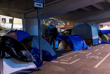 Realojadas 153 personas tras el desalojo del antiguo instituto de Badalona (Barcelona)
