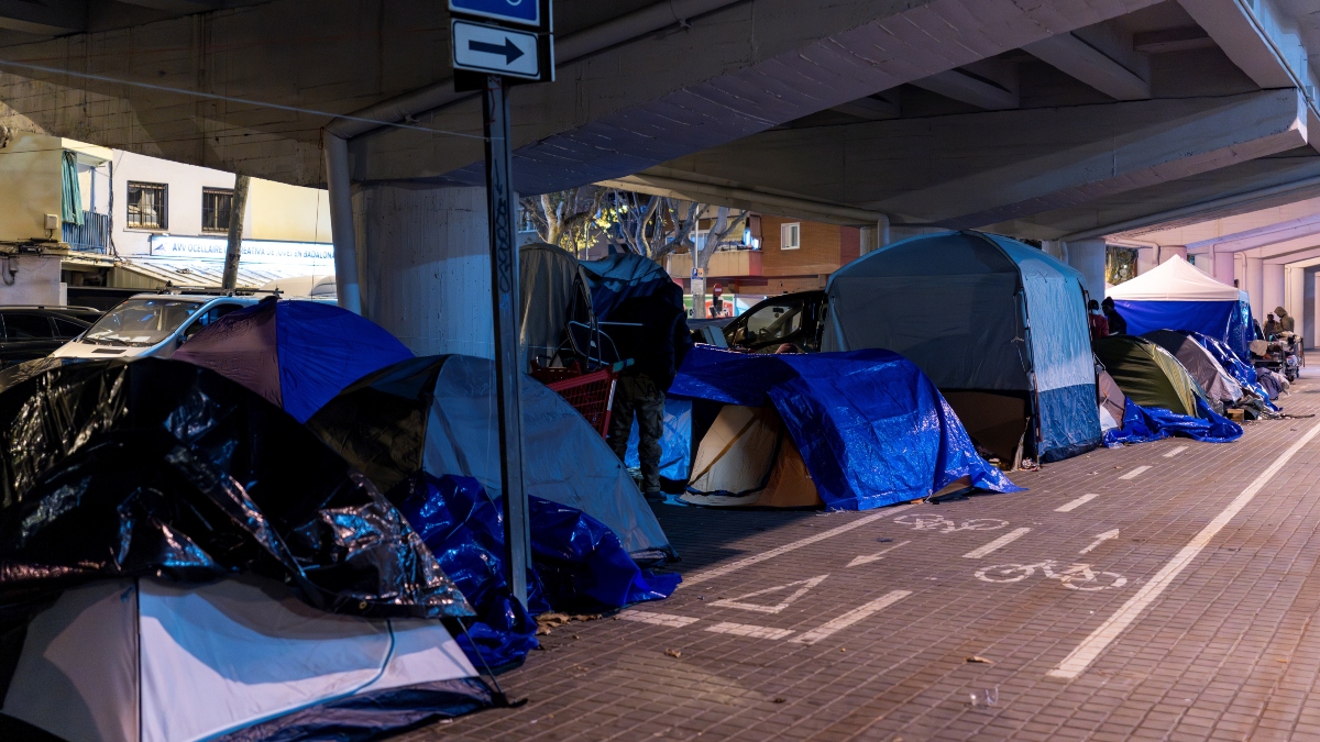 Realojadas 153 personas tras el desalojo del antiguo instituto de Badalona (Barcelona)