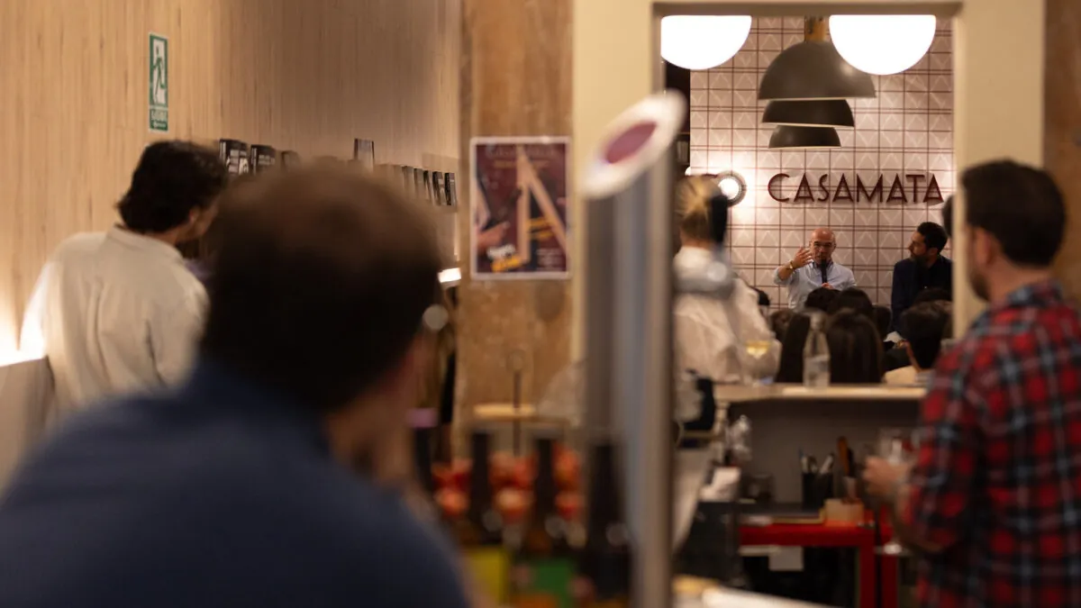 La cena del Casamata: la ruptura entre Vox y Revuelta se fraguó en un bar de Chamberí