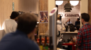 La cena del Casamata: la ruptura entre Vox y Revuelta se fraguó en un bar de Chamberí