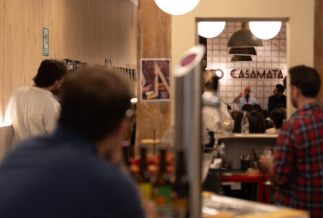 La cena del Casamata: la ruptura entre Vox y Revuelta se fraguó en un bar de Chamberí