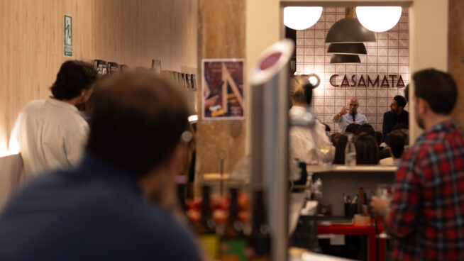 La cena del Casamata: la ruptura entre Vox y Revuelta se fraguó en un bar de Chamberí