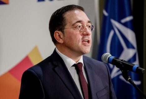 Albares defiende una salida pacífica a la crisis en Venezuela tras anunciar EEUU ataques