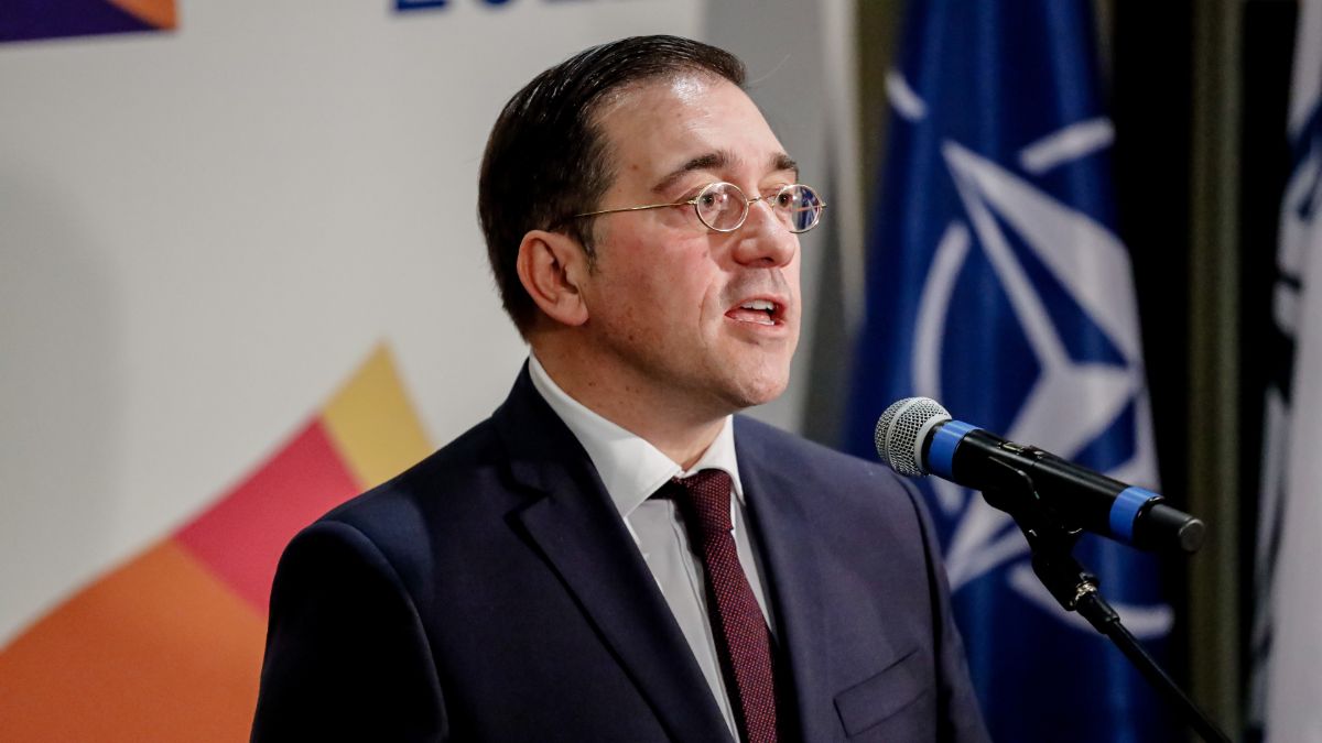 Albares defiende una salida pacífica a la crisis en Venezuela tras anunciar EEUU ataques