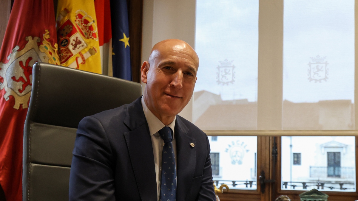 El alcalde leonés pide al PSOE abstenerse para que el PP no gobierne con Vox en Extremadura