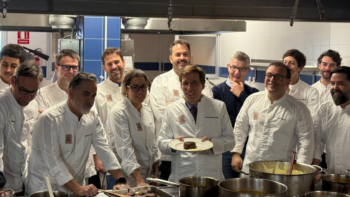 Almeida se une a los fogones solidarios en apoyo a mujeres en riesgo de exclusión social