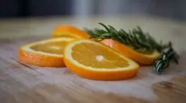 Naranja y romero: el ambientador casero que usan en tiendas y deja un aroma irresistible