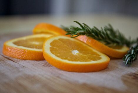 Naranja y romero: el ambientador casero que usan en tiendas y deja un aroma irresistible