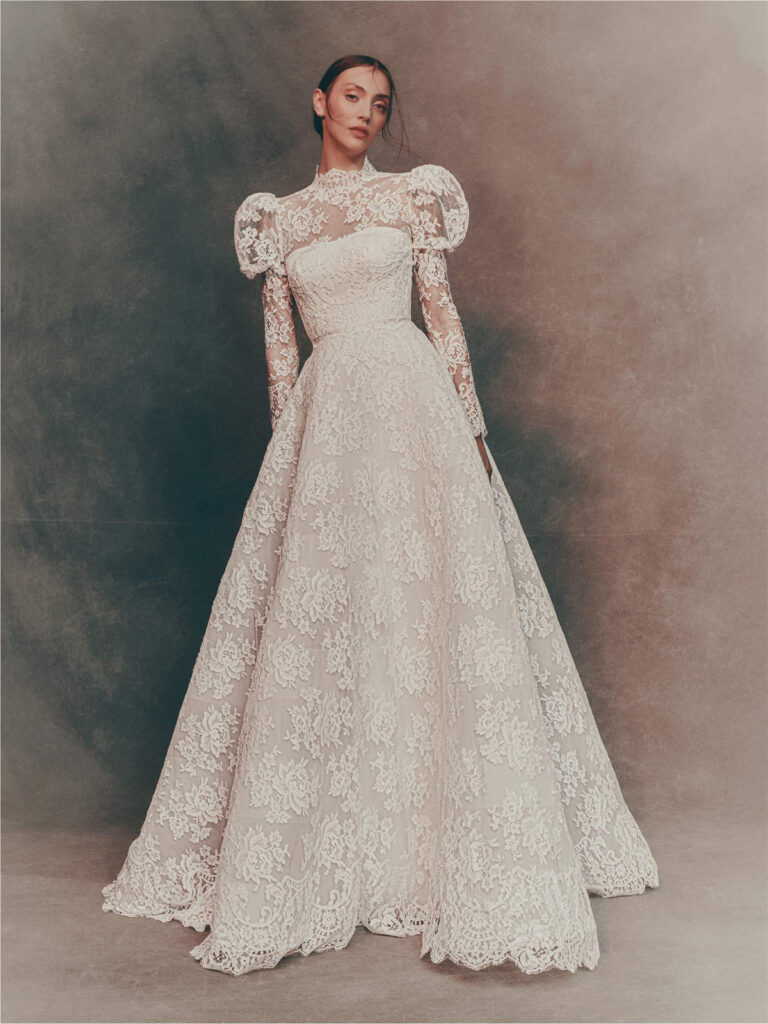 Vestido de novia de satén y encaje de Pronovias