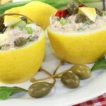 Aperitivo de sardinas con cuenco de limón