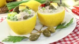 Aperitivo navideño refrescante con cuatro ingredientes y un limón como cuenco