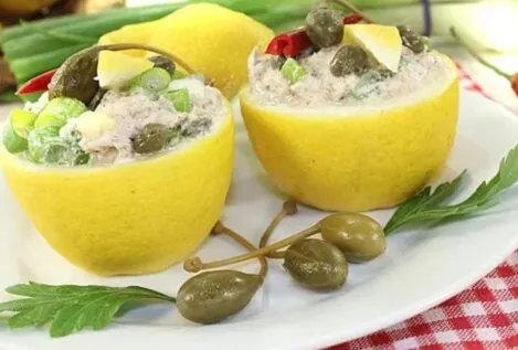 Aperitivo navideño refrescante con cuatro ingredientes y un limón como cuenco