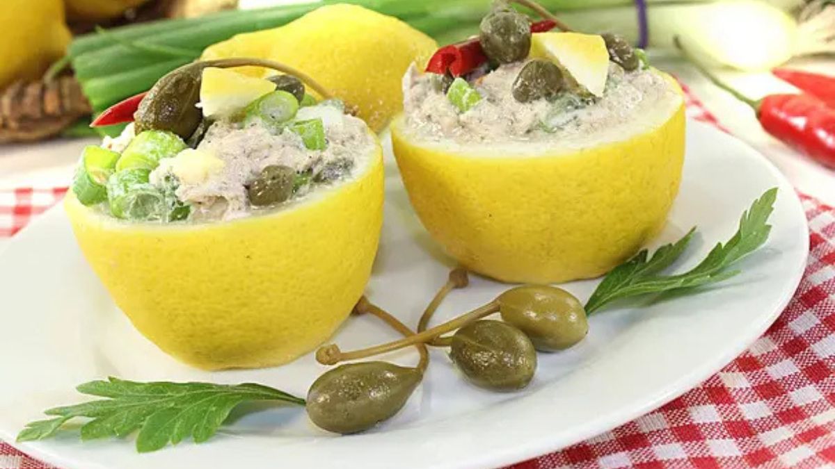 Aperitivo navideño refrescante con cuatro ingredientes y un limón como cuenco