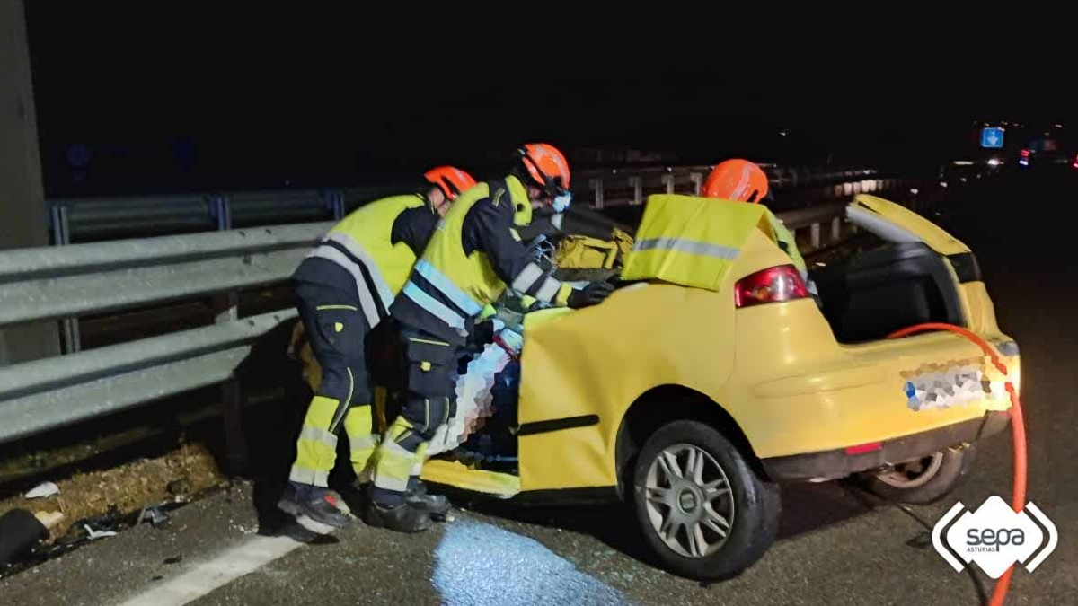 Una conductora kamikaze muere al chocar contra un autobús en la A-8, en Asturias