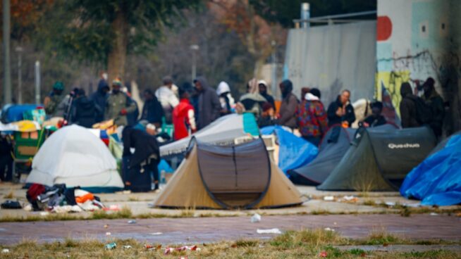 Entidades sociales reubican a 52 desalojados del B9 de Badalona y descartan la parroquia