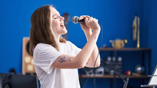 Quien canta, su mal espanta (y más cosas): así avalan los numerosos beneficios de cantar