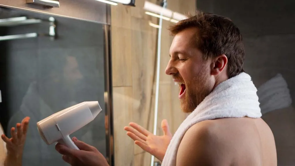 beneficios-salud-cantar-hombre-ducha