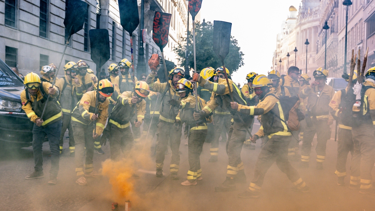 Dos detenidos y diez heridos en una protesta de bomberos forestales en Madrid