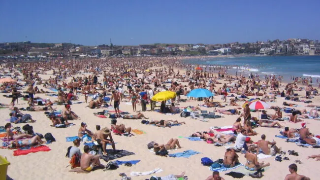 Al menos dos detenidos tras un ataque a tiros contra bañistas en una playa de Sídney