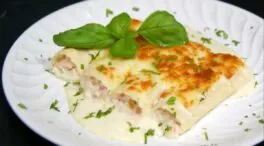 Canelones de puerro rellenos de langostinos y salmón ahumado con un toque gratinado