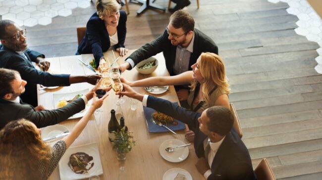 El examen silencioso de diciembre: por qué las cenas de Navidad revelan más de lo que crees