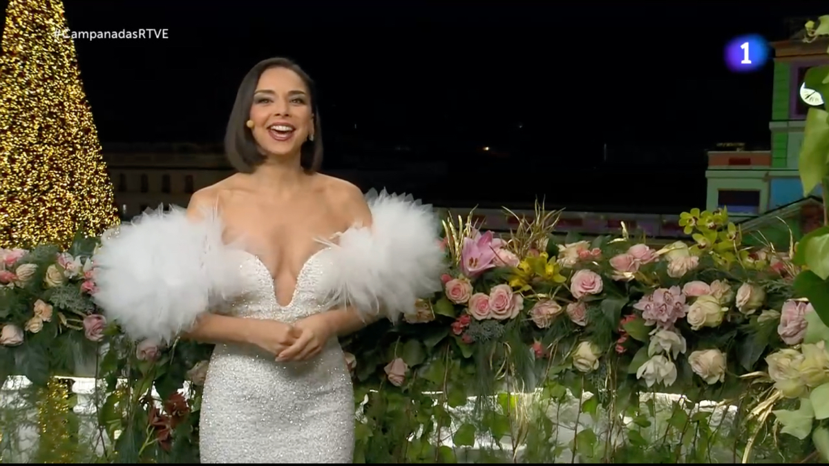 Chenoa intenta plantar cara a Pedroche en las Campanadas con un vestido de brillos y escote infinito