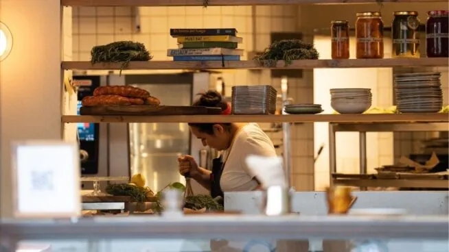  Las ventas del sector servicios moderaron su crecimiento en octubre al 4,7%