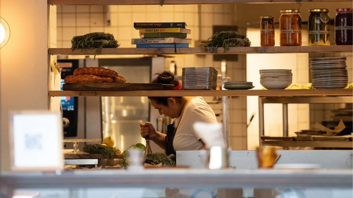 Las ventas del sector servicios moderaron su crecimiento en octubre al 4,7%