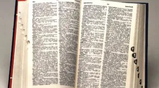 ¿Cómo se dice «a sí mismo» o «así mismo»?: usos y diferencias según la RAE