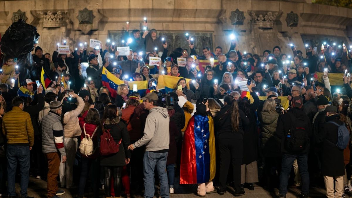 Un centenar de personas se manifiestan en Barcelona contra Maduro y a favor de Machado