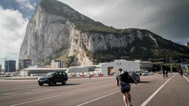 Gibraltar amenaza con sanciones tras detectar 16.000 vehículos sin ITV en vigor