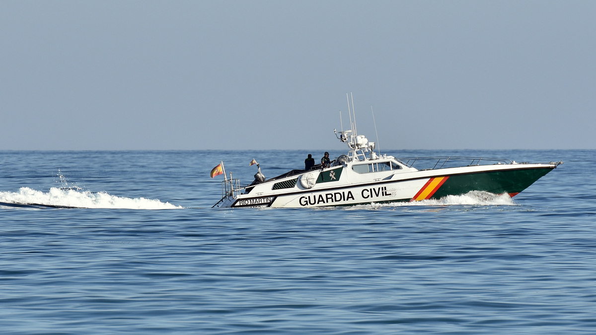 Los narcos desplazan su actividad a las playas de Barbate ante el cerco en el Guadalquivir