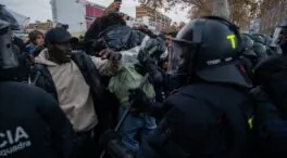 Desalojan el instituto de Badalona ocupado por inmigrantes y detienen a 18 personas