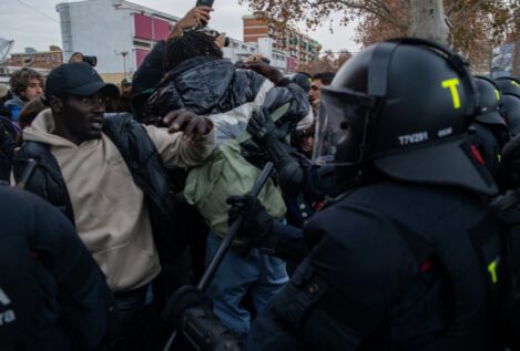 Desalojan el instituto de Badalona ocupado por inmigrantes y detienen a 18 personas