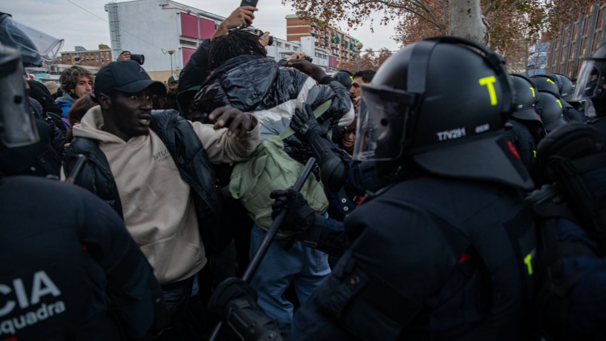 Desalojan el instituto de Badalona ocupado por inmigrantes y detienen a 18 personas