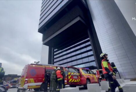 Desalojan la torre Foster de Madrid por un incendio en un transformador eléctrico