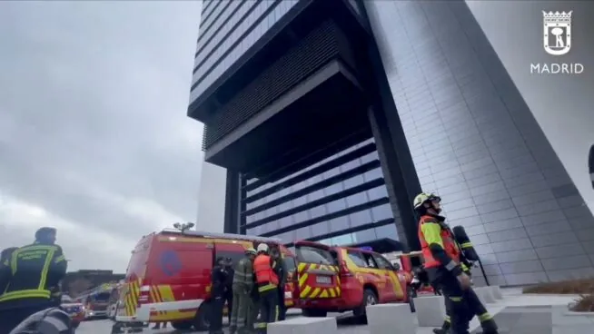 Desalojan la torre Foster de Madrid por un incendio en un transformador eléctrico