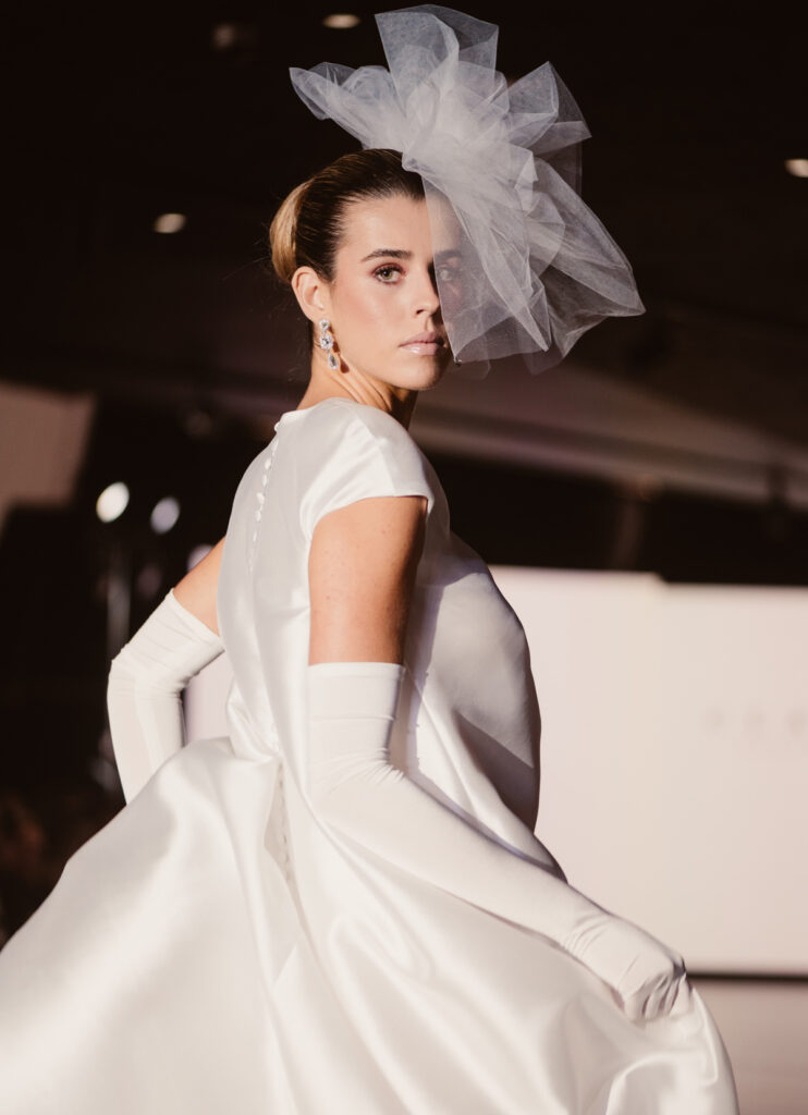 Novia con guantes de Claro Couture