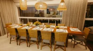 Despídete de las mesas de comedor en 2026: la nueva tendencia que maximiza el espacio