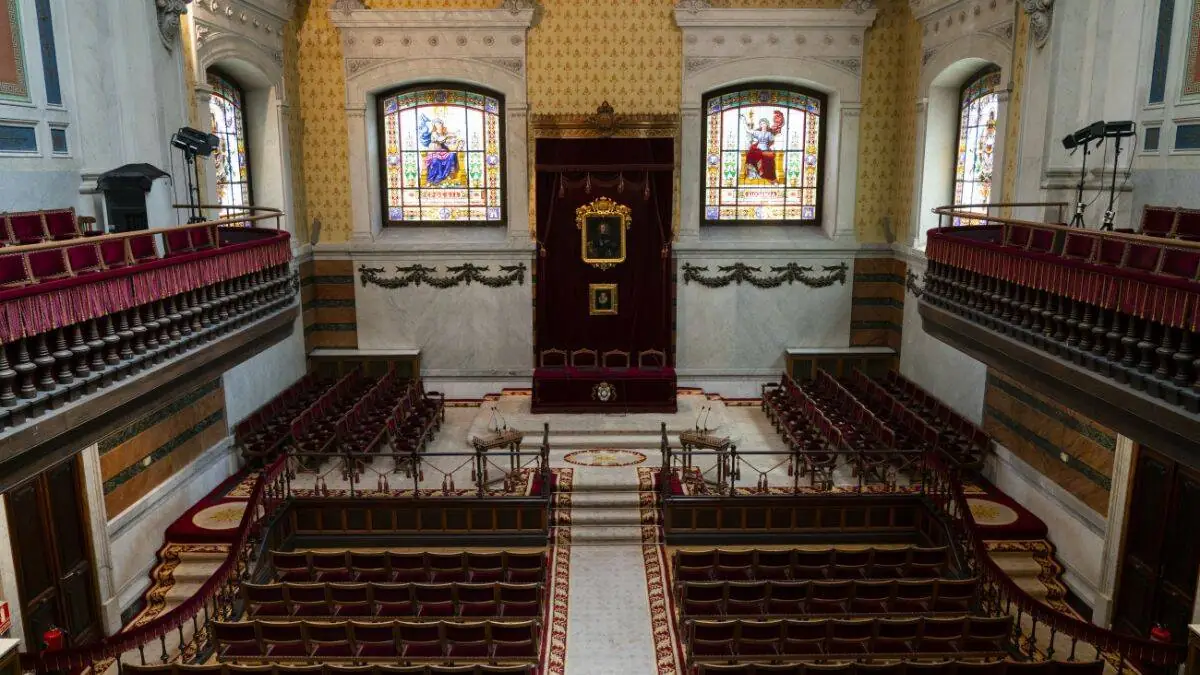 ¿«Detrás mío» o «detrás de mí»?: las claves para no equivocarse, según la RAE