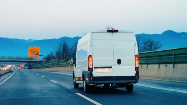 Madrid veta desde el 1 de enero estos vehículos si no llevan distintivo ambiental de la DGT