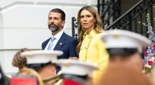 Trump Jr. planea su tercera boda: se declara a la 'influencer' Bettina Anderson al año de novios